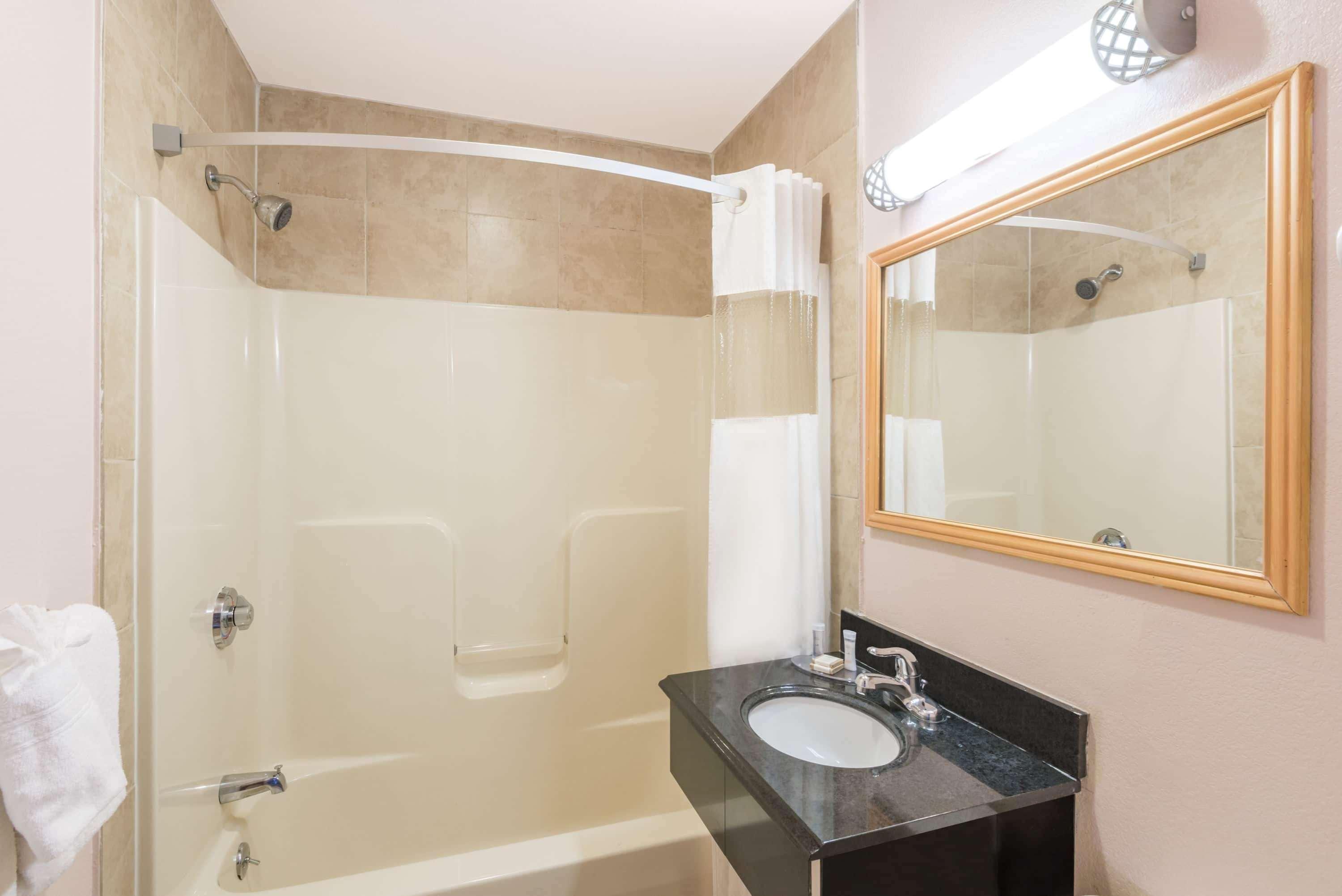 Howard Johnson By Wyndham Springfield Buitenkant foto